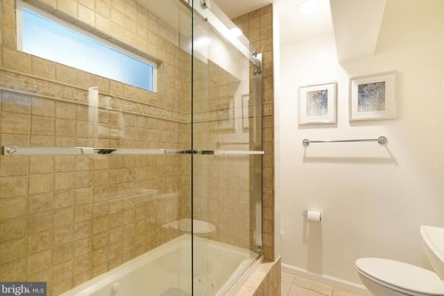 6841 Heatherway Ct, Alexandria VA 22315-3942 exterior