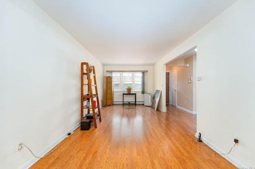 3917 De Reimer Ave, Bronx NY 10466-2128 exterior