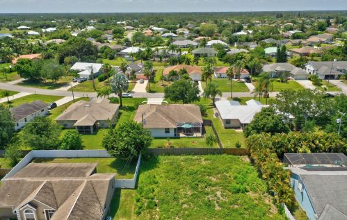 2885 Eagle Dr, Fort Pierce FL 34951-2374 exterior