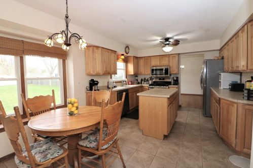 1222 Amberwood Dr, Bull Valley IL 60014-1825 exterior