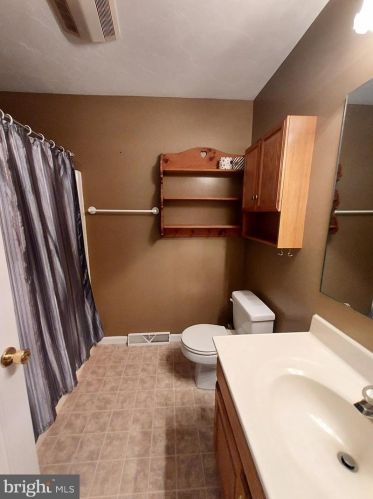 334 Lafayette Dr, Littlestown PA 17340-1558 exterior