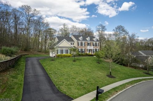 8 Sovereign Dr, Roxbury Township NJ  07836-0230 exterior