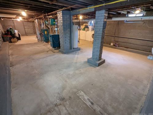 66 Church St, Wallingford CT 06492-3643 exterior