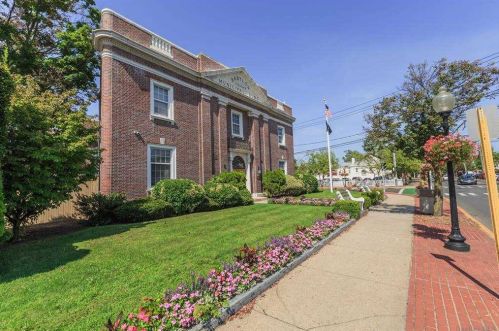 218 Woodsome Rd, Babylon NY 11702-3319 exterior