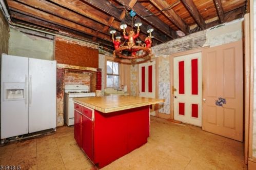 7 Fairview Ave, Dover, NJ 07803-2428