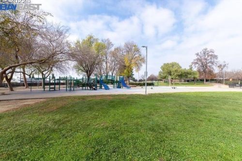 870 Nieves St, Milpitas CA 95035-3352 exterior