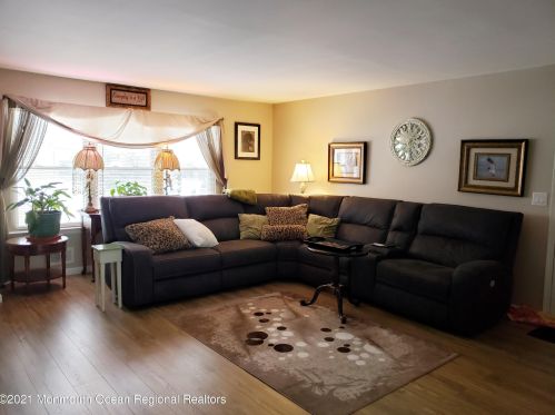 1 Bonnie Dr, Middletown, NJ 07748-5107