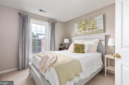 5019 Murtha St, Alexandria VA 22304-8611 exterior