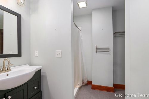 1006 Cherry St, Grand Rapids MI 49506-1450 exterior