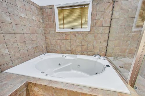 5647 Magnolia Ave, Chicago IL 60660-1908 exterior