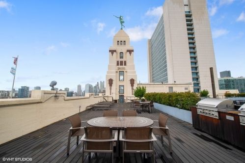 758 Larrabee St, Chicago IL  60654-6445 exterior