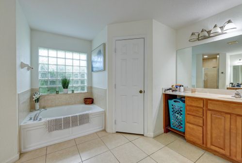 912 Paar Dr, Fort Pierce FL 34953-5623 exterior