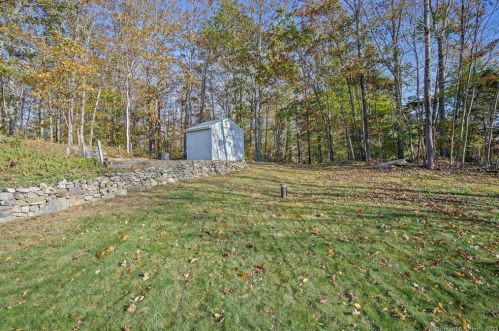 39 Tra Mart Dr, Uncasville CT  06382-1115 exterior