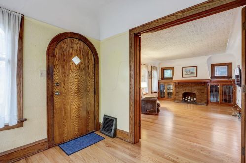 2418 61st St, Milwaukee, WI 53219-2137