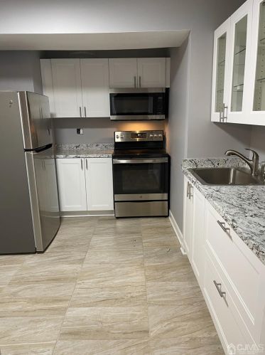 415 College Dr, Edison NJ  08817-5930 exterior