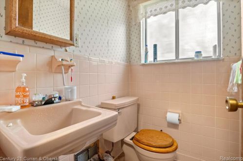 5975 Hubbell St, Dearborn Heights MI 48127-2445 exterior