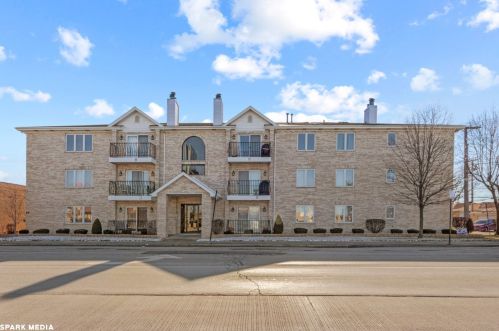 6755 63rd St, Chicago, IL 60638-4003