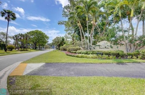 3 Mayfair Ln, Boynton Beach FL 33426-7717 exterior