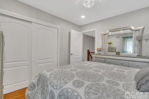 40 Ponderosa Ln, Old Bridge NJ  08857-3334 exterior