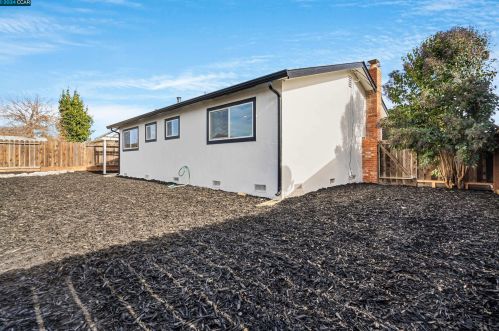 3571 Cardinal Dr, Concord CA 94520-1501 exterior