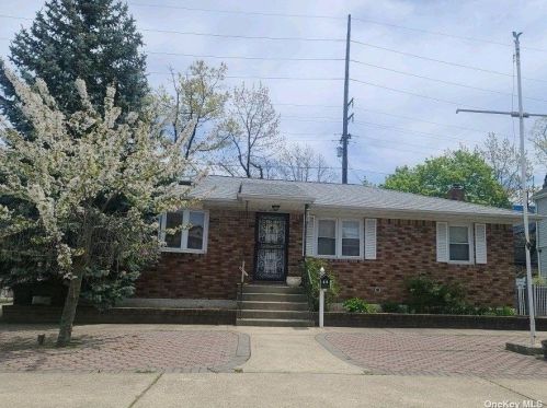 37 Cochran Pl, Valley Stream, NY 11581-1807