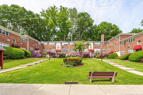 11 Bedford Ave, Norwalk CT 06850-3856 exterior