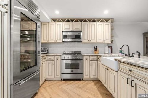 313 Franklin Ct, Edgewater, NJ 07020-1603