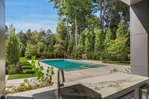 2 Midwood Rd, Greenwich CT 06830-3800 exterior