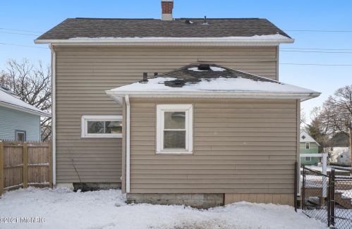 2205 Luella St, Kalamazoo MI 49001-3705 exterior