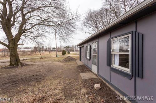 305 Jones St, Grant MI 49327-9143 exterior