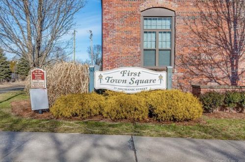 33 Mechanic St, Windsor CT  06095-2947 exterior