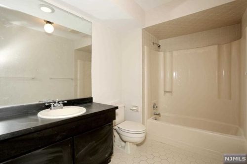 27 Bayard Ln, Mahwah NJ  07430-2236 exterior