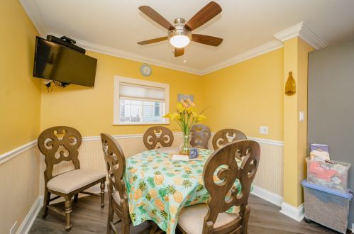 5630 Cullom Ave, Chicago IL 60634-1700 exterior