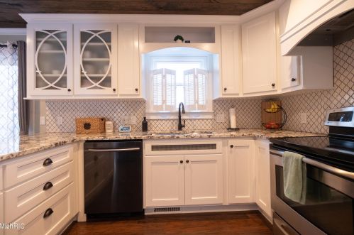 1154 Cadillac Dr, Meskegon MI 49445-1917 exterior