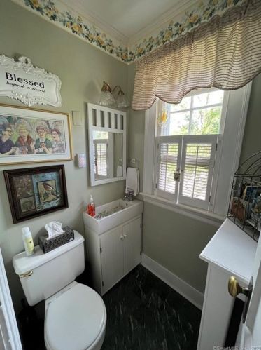 140 Maple St, Hartford CT 06109-3721 exterior