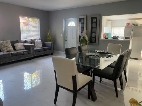 677 9th Pl, Hialeah FL  33010-5621 exterior