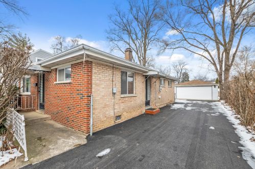 6820 Crandall Ave, Worth, IL 60482-1429