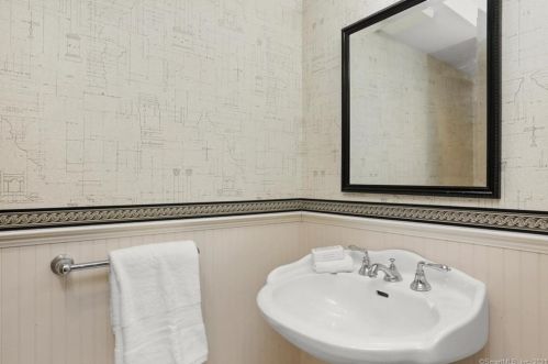 17 Blue Mtn Rdg, Norwalk CT 06851-2901 exterior