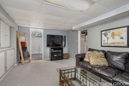 1114 Northlawn St, Grand Rapids MI 49505-3724 exterior