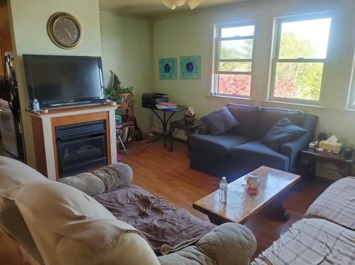 8 Ledyard St, Middletown RI 02840-1828 exterior