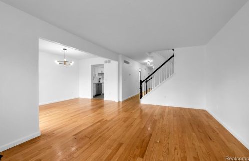 1868 Christy Ct, Rochester MI 48309-3327 exterior