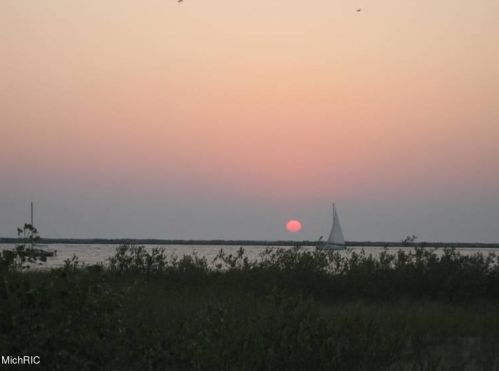 3713 Marina View Pt, Meskegon MI 49441-6406 exterior