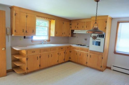 111 Park Avenue Ext, Uncasville CT 06382-1817 exterior