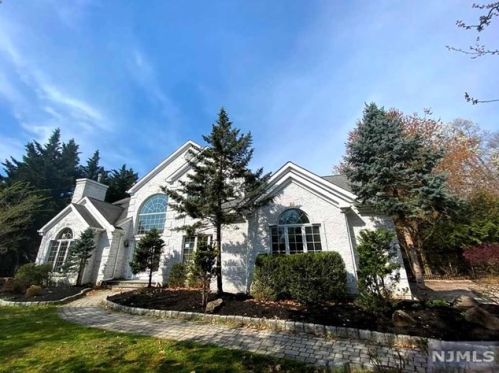 28 Ackerman Dr, Mahwah, NJ 07430-3309