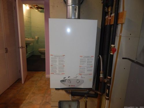 38 Concord Ave, Milford CT 06460-4111 exterior