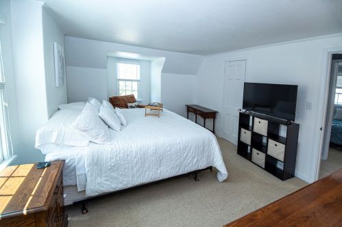 4758 Hollywood Ave, Milwaukee WI 53211-1037 exterior