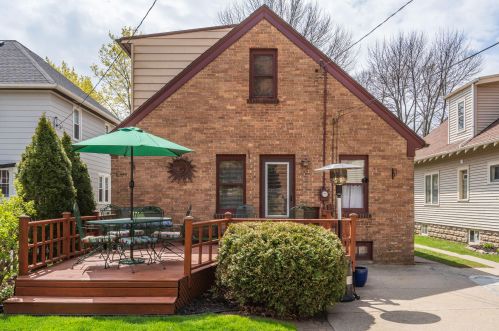 906 Mdw Pl, Milwaukee WI 53217-5737 exterior