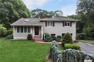 63 Old Town Ln, Hunt, NY 11743-2277
