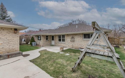 5796 Kinnickinnic Riv Pkwy, Milwaukee WI 53219-2231 exterior