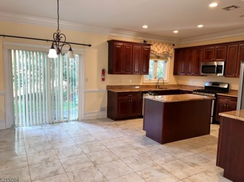 20 Pine Ln, Springfield NJ  07081-4210 exterior